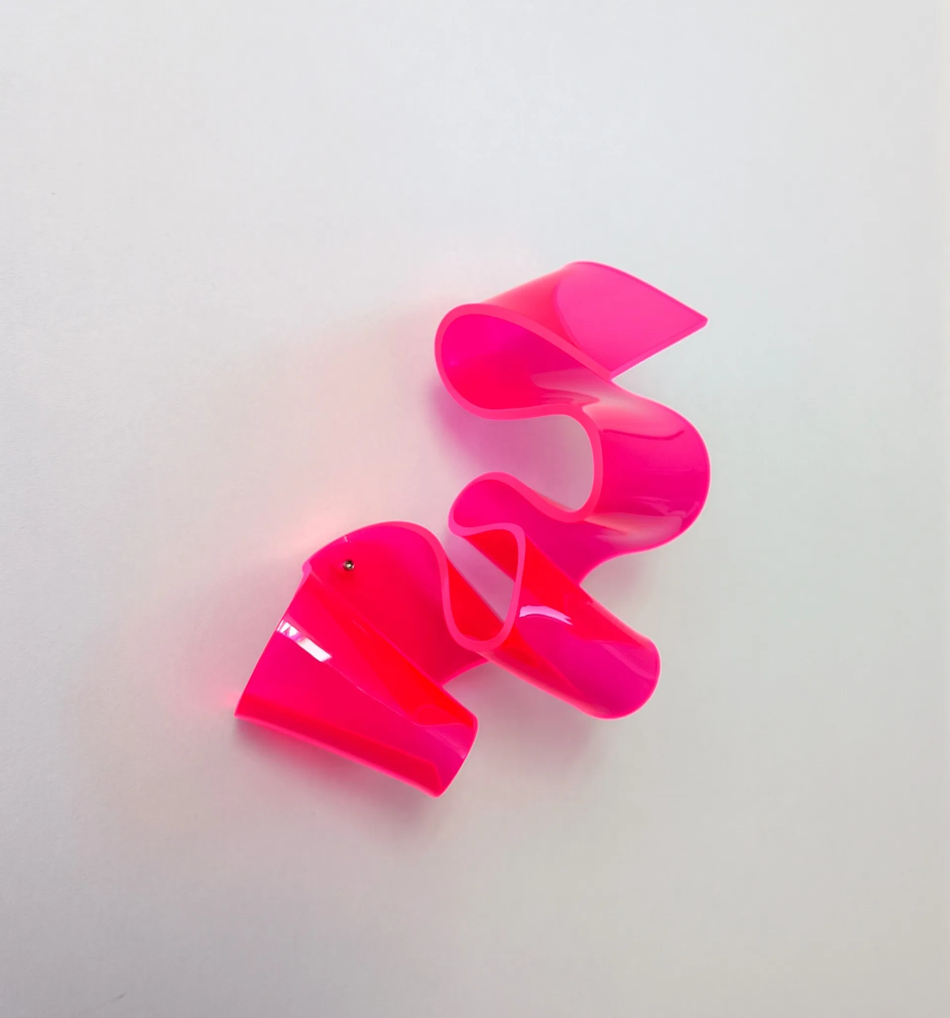 Neonroter Kringel, 2026