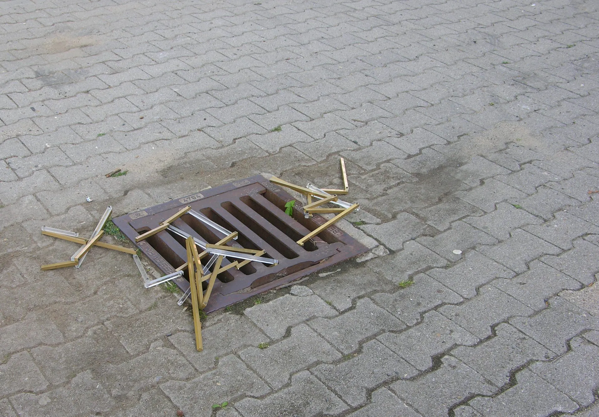 Kanaltanz I, 2011, Messing und Plexiglas flexibel verschraubt