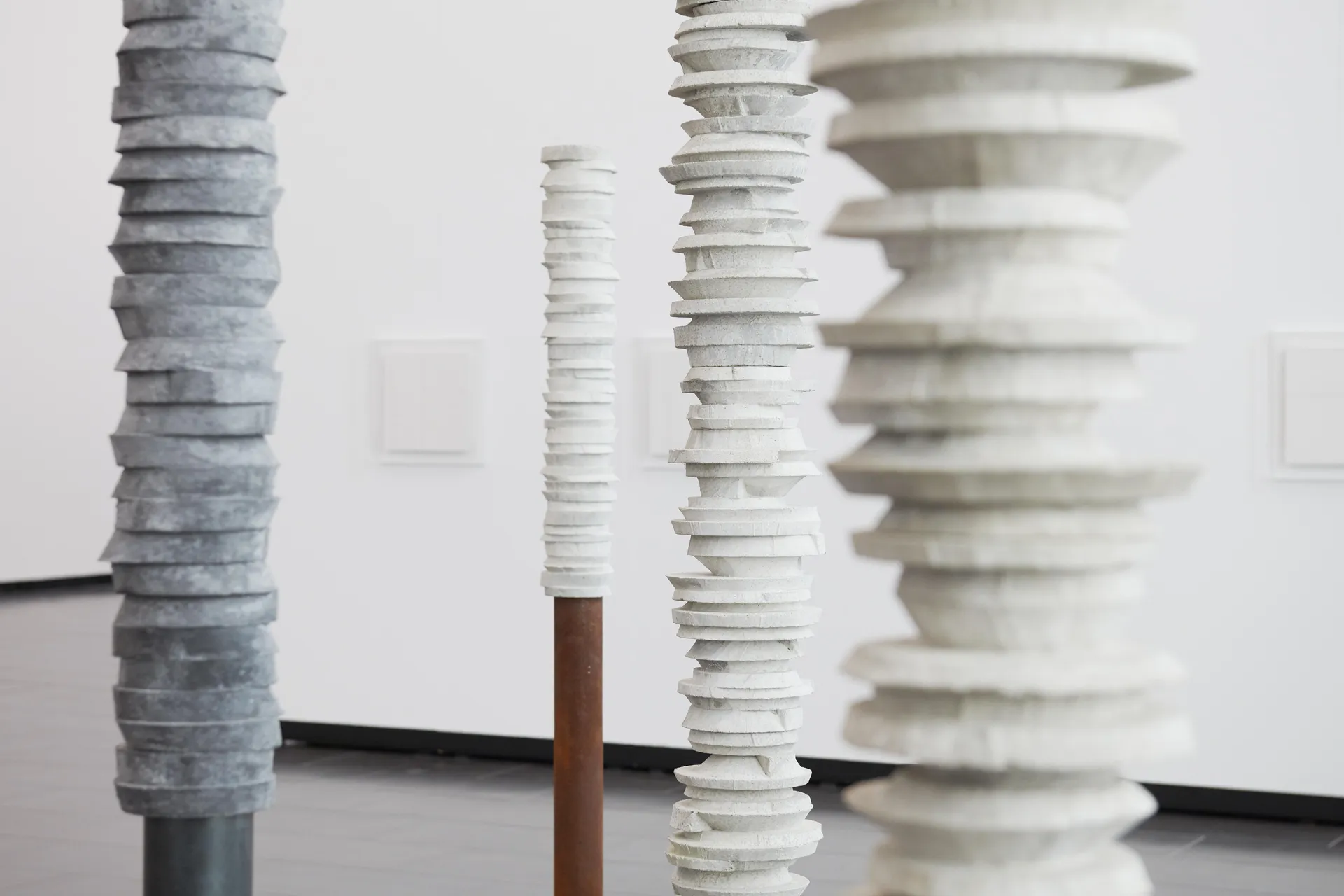 Raum-Kamm-Skulptur I-II, 2020, Pigmentierter Beton, Stahlrohr und -platte