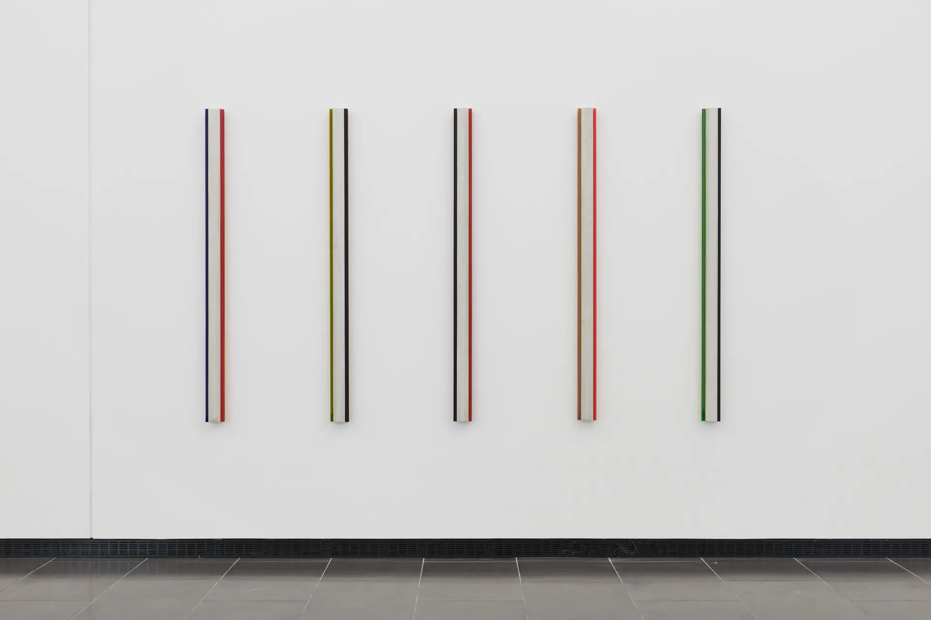 Stele I-V, 2021, Beton, Diverses, fluoreszierendes Plexiglas