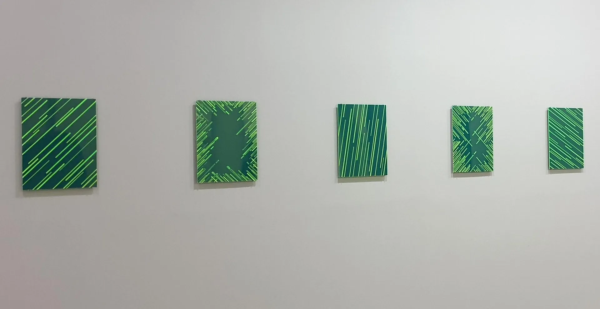 o.T. VI-X, 2020, Schwarzes und Fluoreszierendes Plexiglas