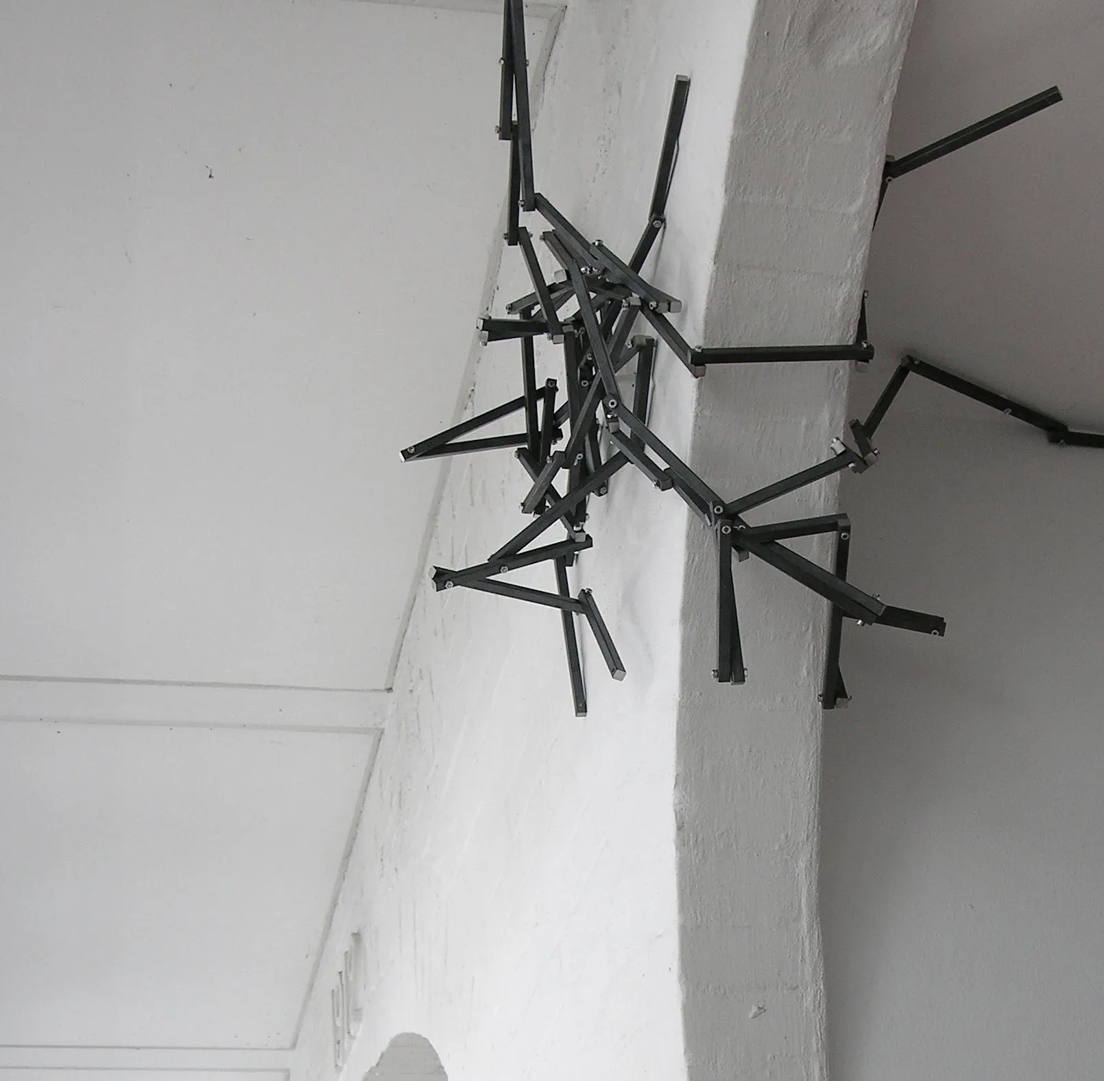 Installation LH-Bogen, 2013, Eisen verschraubt