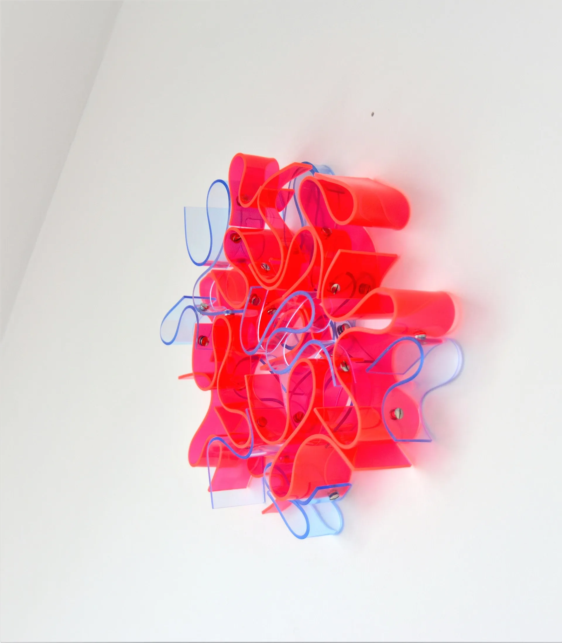 Farbgekringel, 2016, fluoresz. Plexiglas  verschraubt