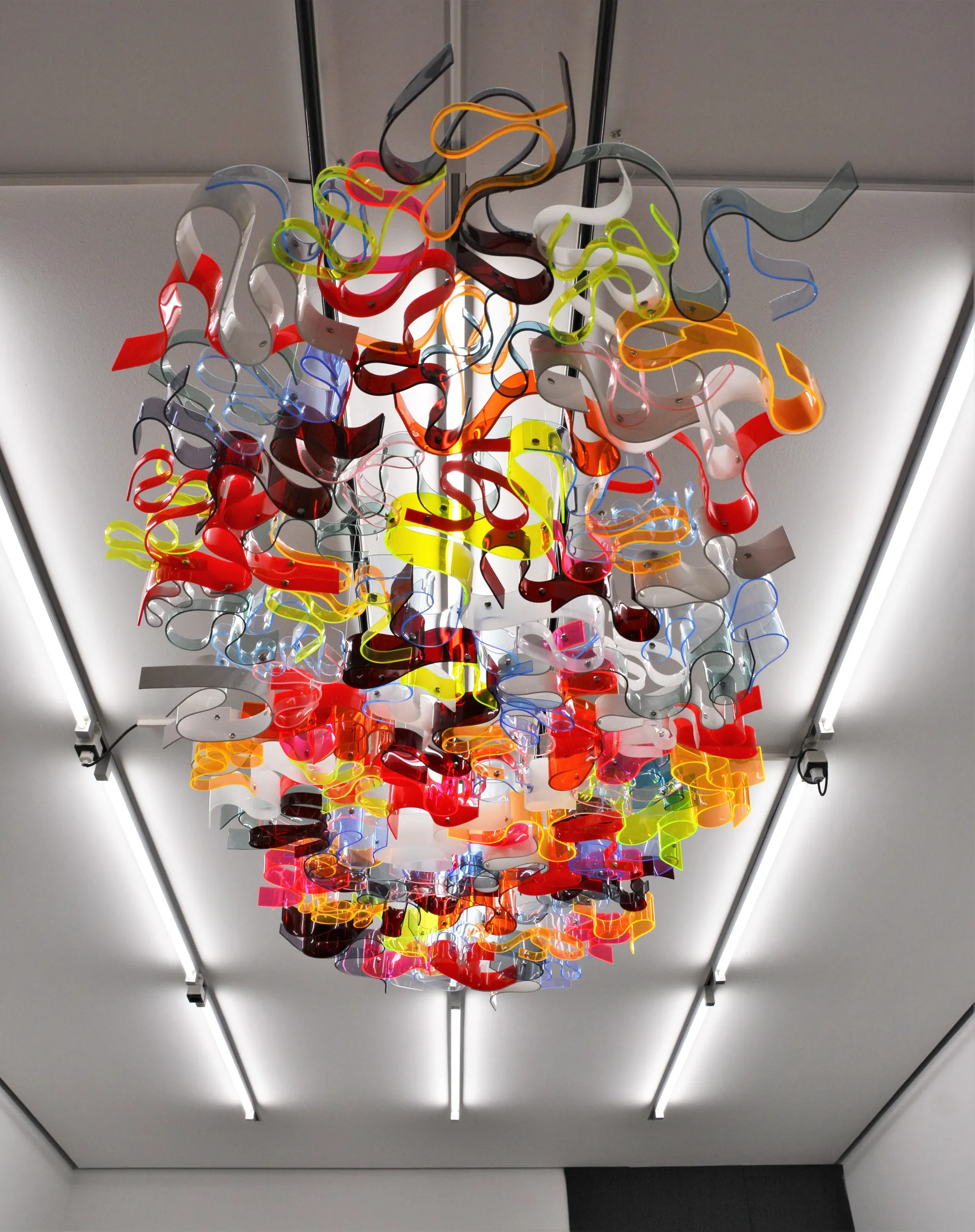 Farbkringel, 2018, farbiges, fluoreszierendes Plexiglas, verschraubt