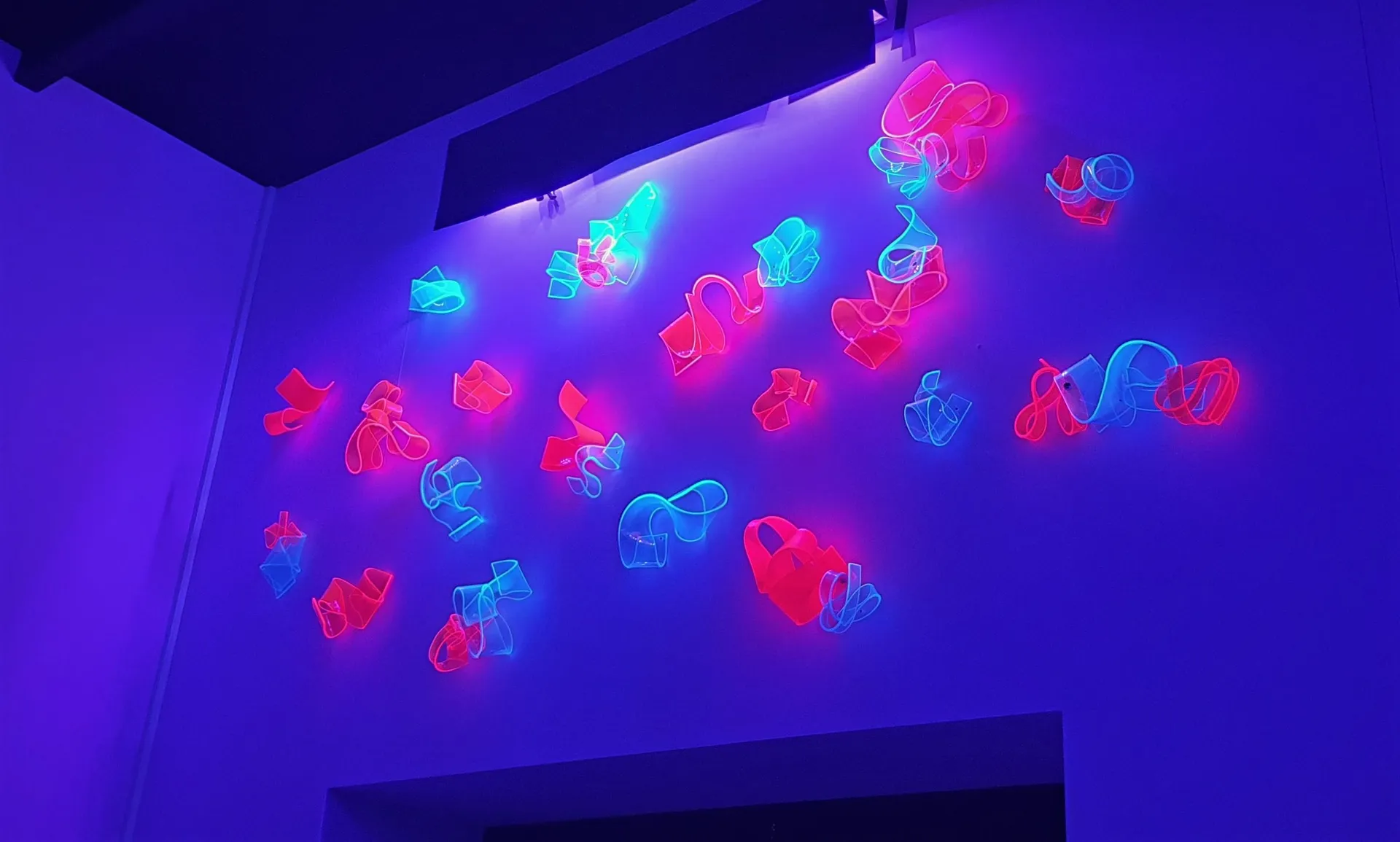 Kringel-Installation, 2021(seitlich), Fluoreszierendes Plexiglas, UV, Maße variabel