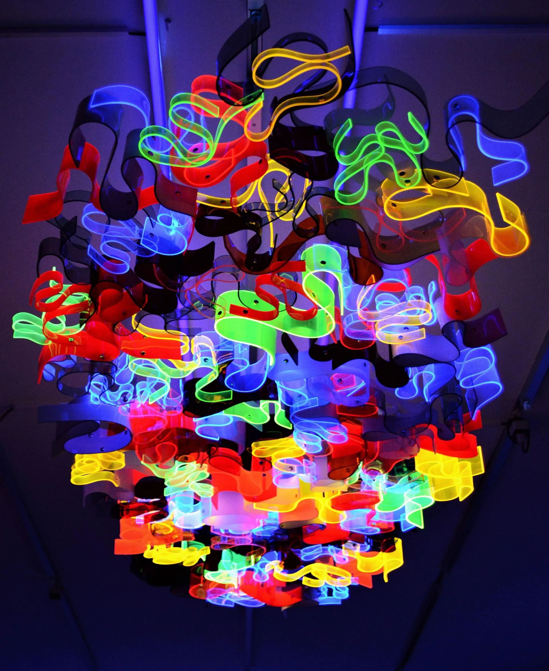Farbkringel, 2018, farbiges, fluoreszierendes Plexiglas, verschraubt, UV_Licht