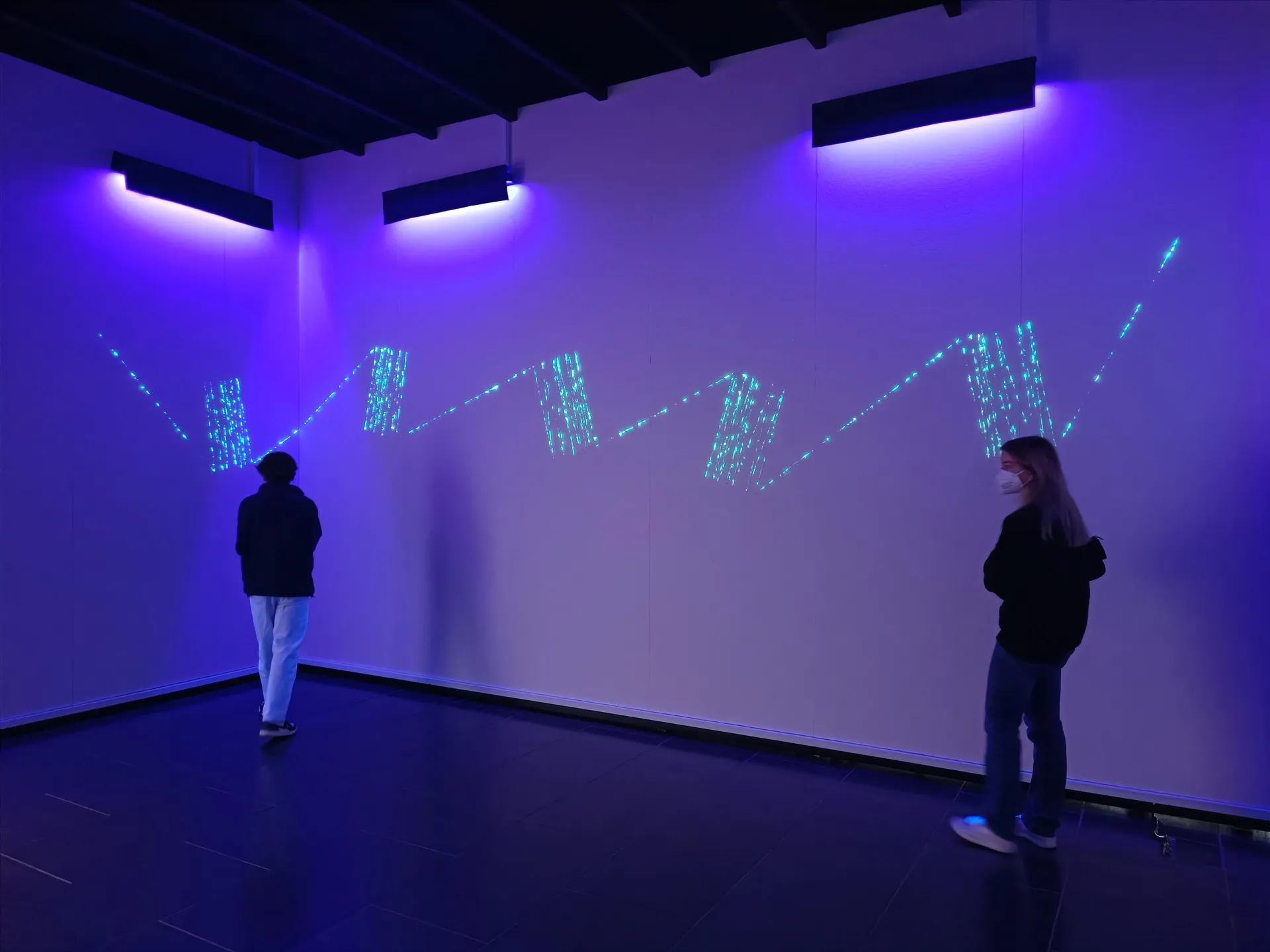 Pigmentleine, 2021-2022, Installation aus Nylon und Restpigmente, UV