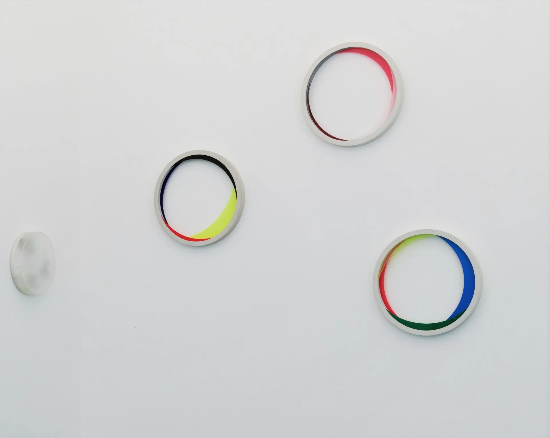 Tondi - Perforationen, 2018, Pigmentierter Beton, Diverses und Fluoreszierendes Plexiglas