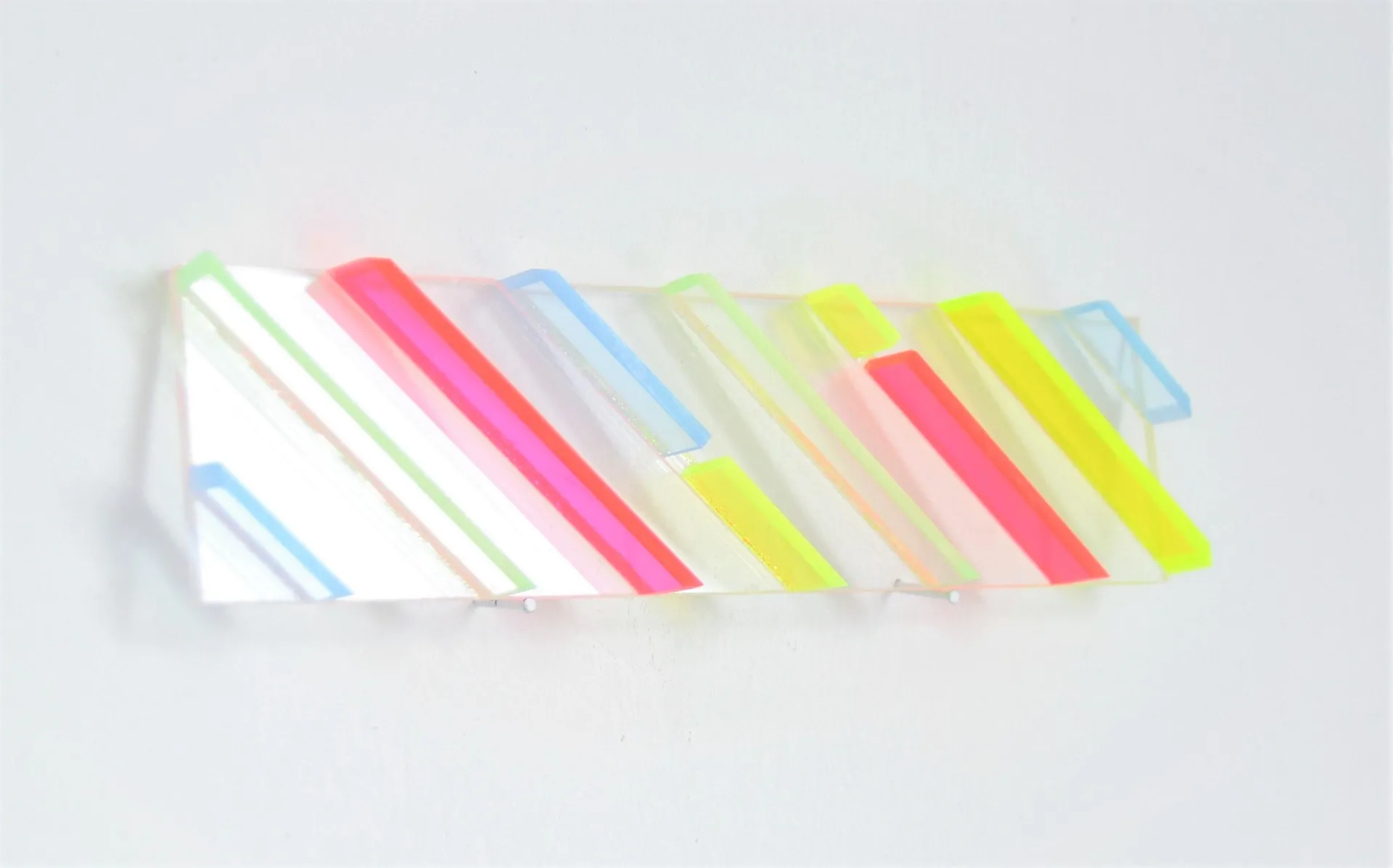 Licht-Zeichen II, transp. und fluor. Plexiglas, ca. 20,5 x 5,5 x 2 cm