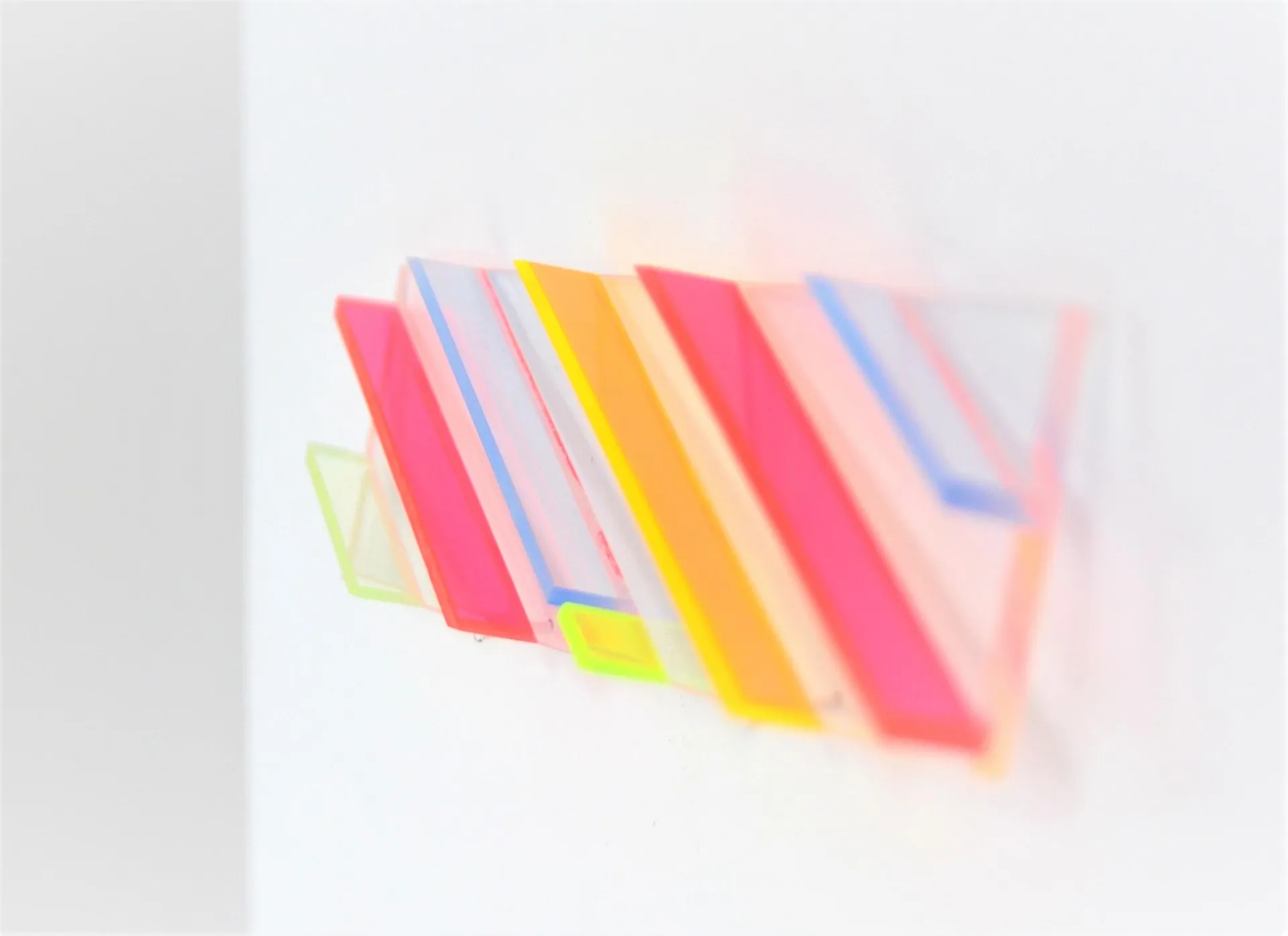Licht-Zeichen III, transp. und fluor. Plexiglas, ca. 20,5 x 5,5 x 2cm