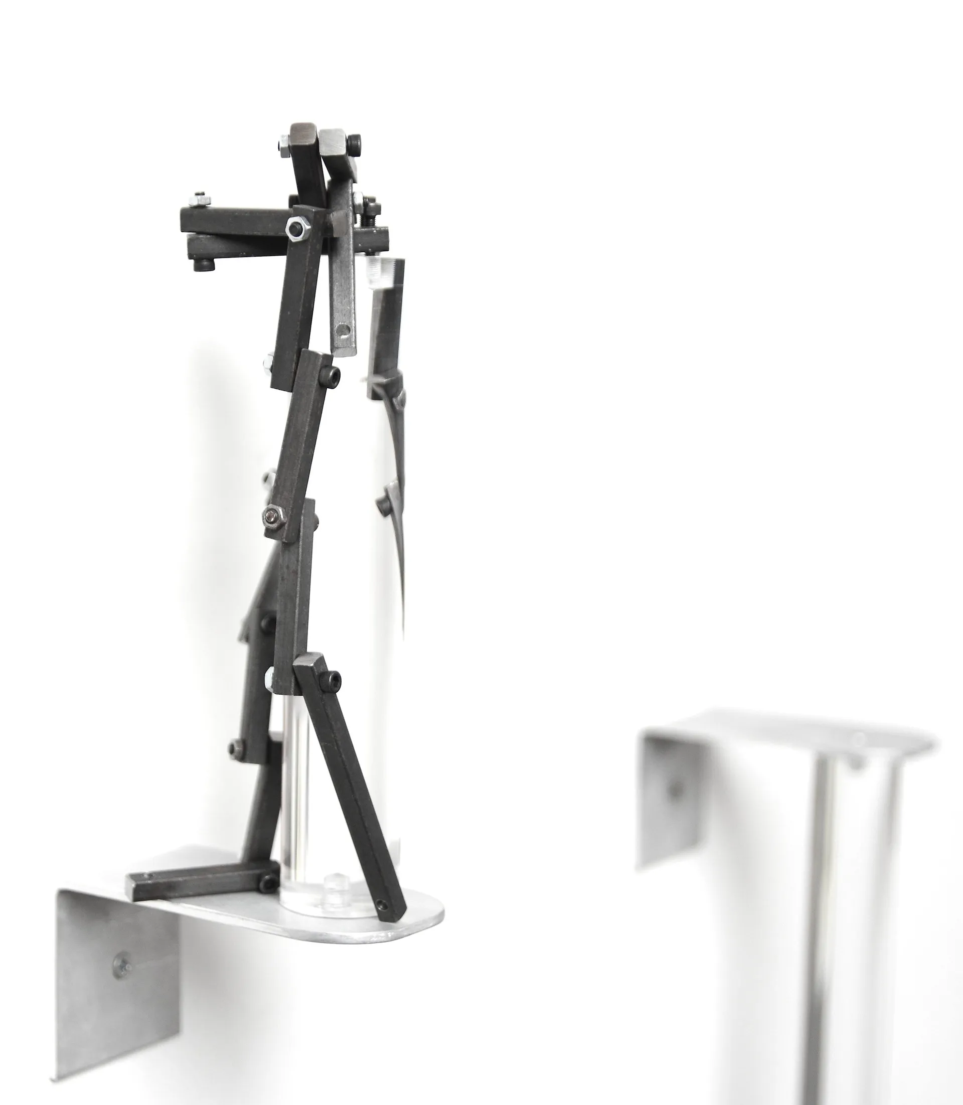 Sockel-Gekrakel, Plexiglas-Säule, 4-kanteisen verschraubt, ca. 20 x 10 cm (HxT)